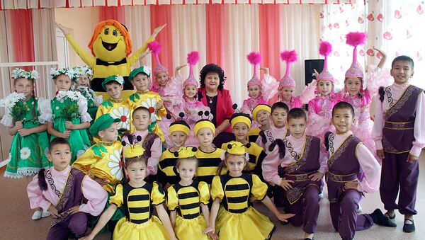 Майра Бейсеканова с воспитанниками детского дома Умiт - Sputnik Узбекистан