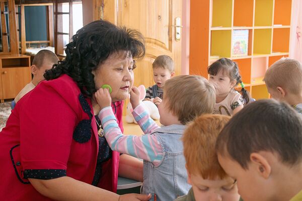 Майра Бейсеканова с воспитанниками детского дома Умiт - Sputnik Узбекистан