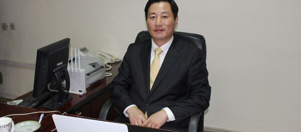 Новый заместитель генерального директора Центра по координации  и развитию рынка ценных бумаг господин ДжунгСонг Чои - Sputnik Ўзбекистон
