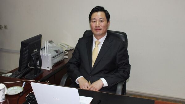 Новый заместитель генерального директора Центра по координации  и развитию рынка ценных бумаг господин ДжунгСонг Чои - Sputnik Узбекистан