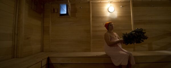 Посетительница в сауне - Sputnik Узбекистан