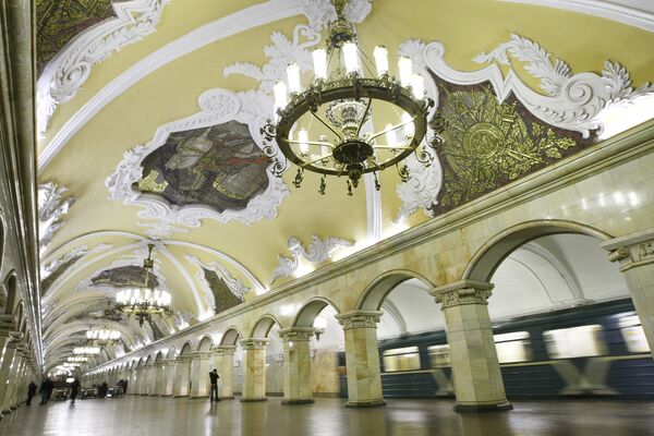 Moskva metrosining Komsomolskaya bekati - Sputnik O‘zbekiston