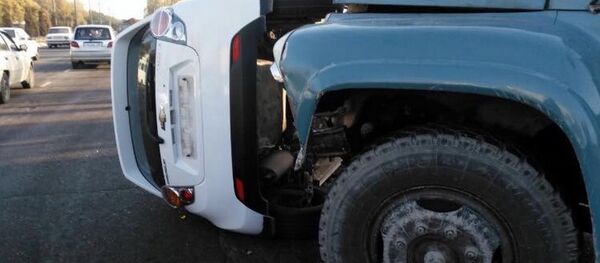 Грузовик протаранил Spark в Ташкенте - Sputnik Узбекистан