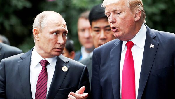 U.S. President Donald Trump and Russia's President Vladimir Putin talk during the family photo session at the APEC Summit in Danang, Vietnam - Sputnik Узбекистан