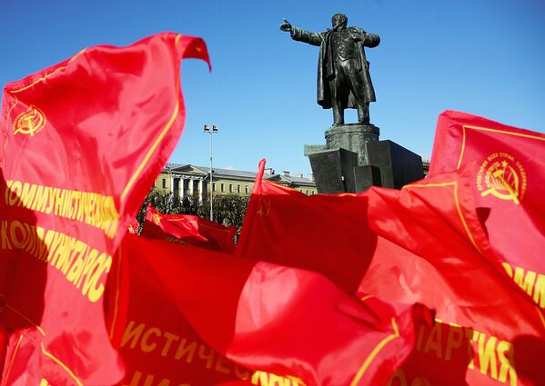 В Санкт-Петербурге прошел митинг, посвященный столетию Октябрьской революции. - Sputnik Узбекистан