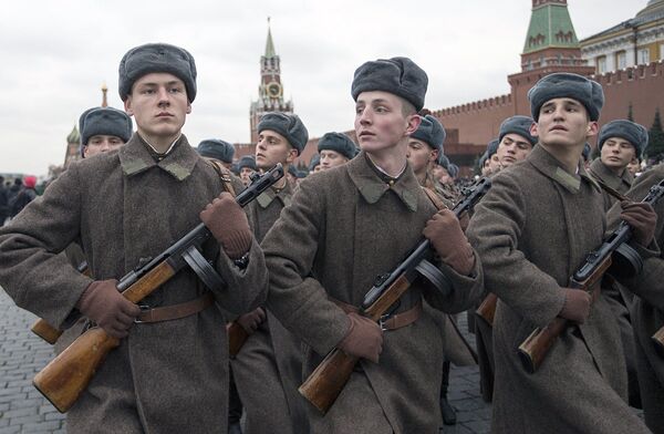 Российские солдаты, одетые в форму времен Второй мировой войны, прибывают на исторический парад на Красной площади в Москве, который прошел 7 ноября 2017 года. - Sputnik Узбекистан