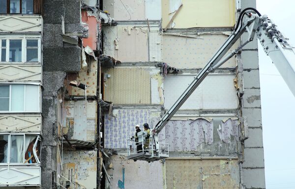 Сотрудники МЧС РФ продолжают работы на месте обрушения части жилого панельного дома по Удмуртской улице в Ижевске - Sputnik Узбекистан