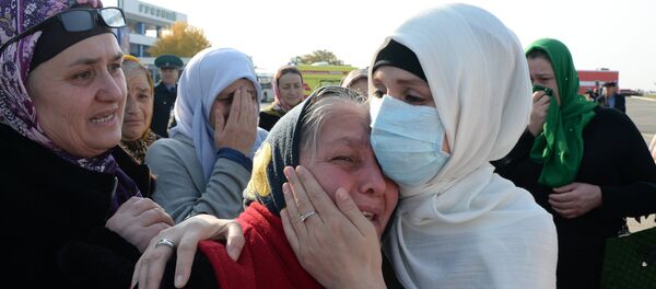 Встреча спасенных в Сирии российских детей в аэропорту Грозного Встреча спасенных в Сирии российских детей в аэропорту Грозного - Sputnik Ўзбекистон
