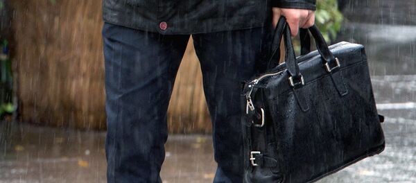 Mujchina neset portfel - Sputnik O‘zbekiston