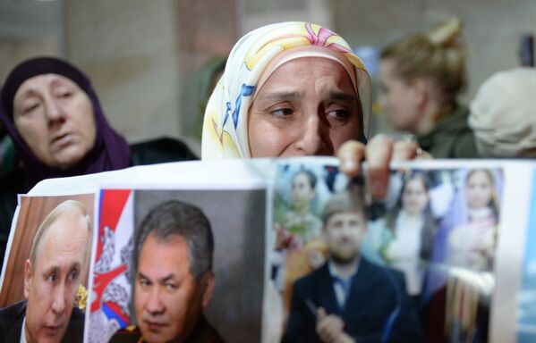 Встреча спасенных в Сирии российских детей в аэропорту Грозного - Sputnik Узбекистан