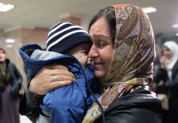 Встреча спасенных в Сирии российских детей в аэропорту Грозного - Sputnik Узбекистан