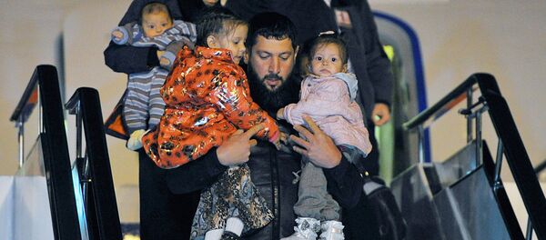 Suriyadan qaytarilgan ayollar va bolalarni Grozniy aeroportida kutib olinishi - Sputnik O‘zbekiston