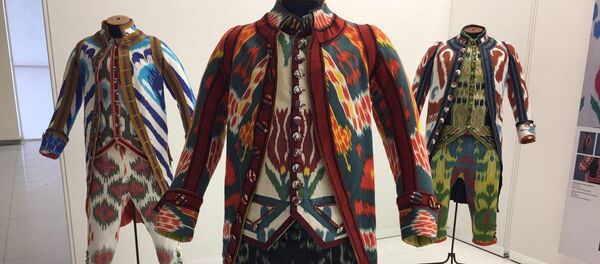 Французские дизайнеры сшили для Ташкентской недели моды ливреи из иката - Sputnik Узбекистан