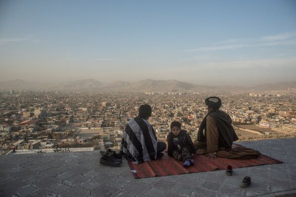 Местные жители во время отдыха в Кабуле - Sputnik Узбекистан