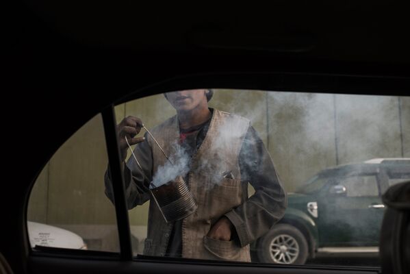 Продавец дыма на одной из улиц Кабула - Sputnik Узбекистан