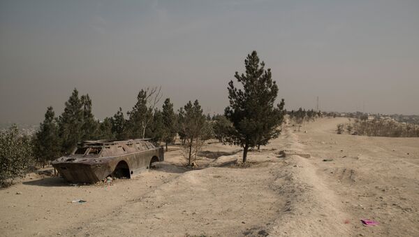 Корпус БРДМ (бронированная разведывательно-дозорная машина) неподалеку от города Кабула - Sputnik Узбекистан