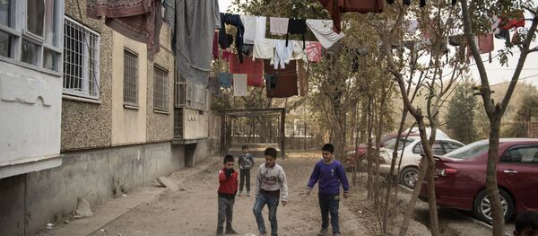 Дети играют в футбол во дворе дома одного из районов Кабула Дети играют в футбол во дворе дома одного из районов Кабула - Sputnik Ўзбекистон