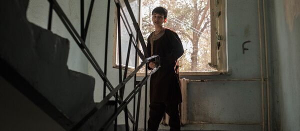 Мальчик в подъезде дома на одной из улиц в Кабуле - Sputnik Узбекистан