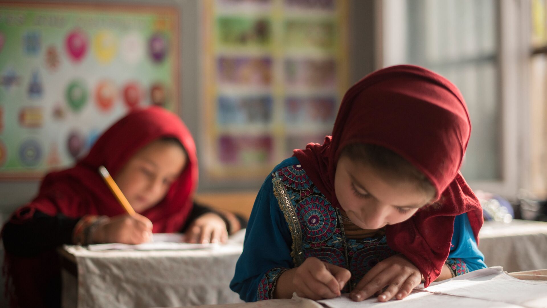 Ученики в классе школы для бывших беспризорных детей Aschiana в Кабуле - Sputnik Ўзбекистон, 1920, 30.08.2021
