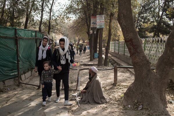 Люди на одной из улиц в Кабуле - Sputnik Узбекистан