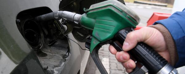 Заправка автомобиля на одной из автозаправочных станций - Sputnik Ўзбекистон