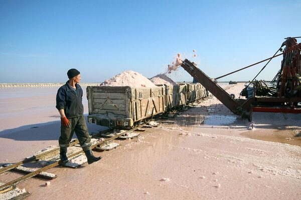 Добыча соли в Крыму - Sputnik Узбекистан