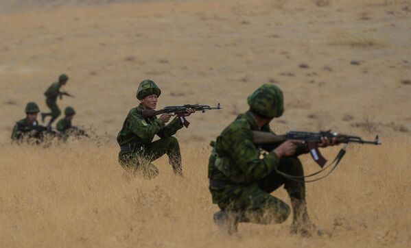 Военнослужащие во время совместных антитеррористических учений КСБР государств-членов ОДКБ на полигоне Харбмайдон в Таджикистане - Sputnik Узбекистан