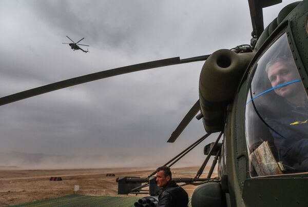 Экипаж вертолета на полигоне Харбмайдон во время совместных антитеррористических учений коллективных сил быстрого реагирования государств-членов ОДКБ в Таджикистане - Sputnik Узбекистан