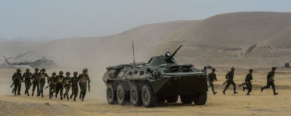 Военнослужащие во время совместных антитеррористических учений коллективных сил быстрого реагирования государств-членов ОДКБ на полигоне Халкайер в Таджикистане Военнослужащие во время совместных антитеррористических учений коллективных сил быстрого реагирования государств-членов ОДКБ на полигоне Халкайер в Таджикистане - Sputnik Ўзбекистон