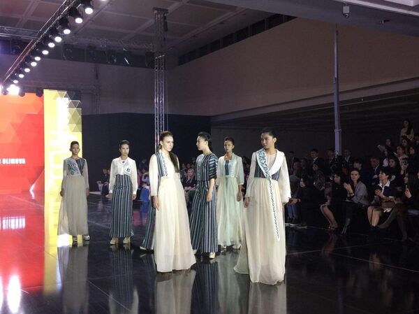 Всего за период работы Недели моды планируется продемонстрировать порядка 850 комплектов одежды Всего за период работы Недели моды планируется продемонстрировать порядка 850 комплектов одежды - Sputnik Узбекистан