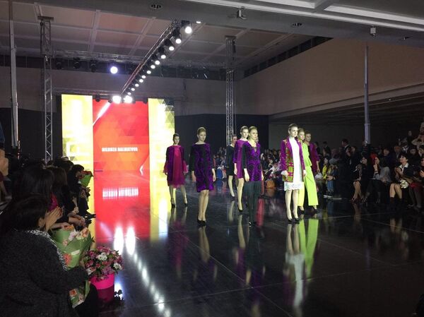 В показе участвуют дизайнеры из Франции, Италии, Кореи, России, Кыргызстана и Узбекистана В показе участвуют дизайнеры из Франции, Италии, Кореи, России, Кыргызстана и Узбекистана - Sputnik Узбекистан