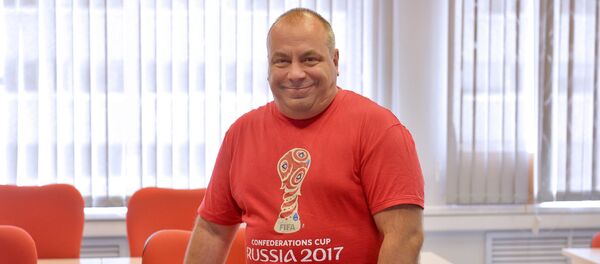 Болельщик с 40-летним стажем Олег Дмитриев Болельщик с 40-летним стажем Олег Дмитриев - Sputnik Узбекистан