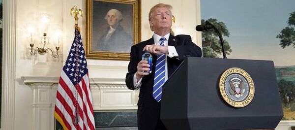 Президент США Дональд Трамп открывает бутылку с водой - Sputnik Узбекистан