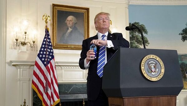 Президент США Дональд Трамп открывает бутылку с водой - Sputnik Узбекистан