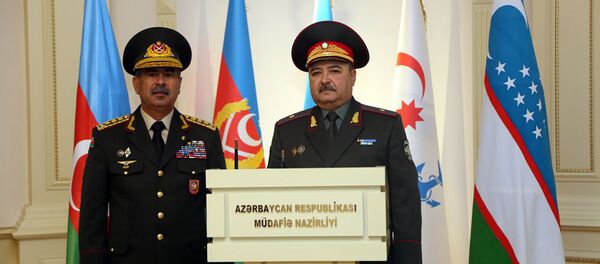 Министр обороны Азербайджанской Республики генерал-полковник Закир Гасанов и Министр обороны Республики Узбекистан генерал-майор Абдусалом Азизов Министр обороны Азербайджанской Республики генерал-полковник Закир Гасанов и Министр обороны Республики Узбекистан генерал-майор Абдусалом Азизов - Sputnik Узбекистан