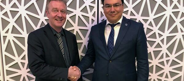 Председатель Государственного комитета по развитию туризма А.Абдухакимов и глава Ассоциации независимых туристических компаний (АНТК) Германии Й.Чех Председатель Государственного комитета по развитию туризма А.Абдухакимов и глава Ассоциации независимых туристических компаний (АНТК) Германии Й.Чех - Sputnik Ўзбекистон