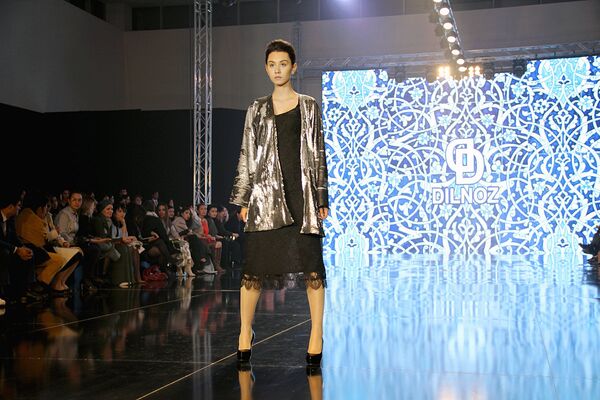 Модель во время показа на Tashkent Fashion Week 2017 - Sputnik Узбекистан