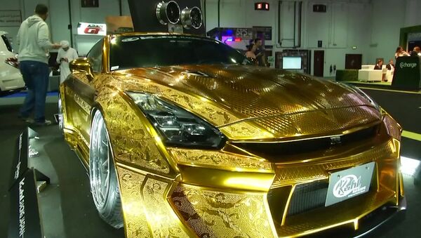 На автосалоне в Дубае представили золотой спорткар - Sputnik Узбекистан