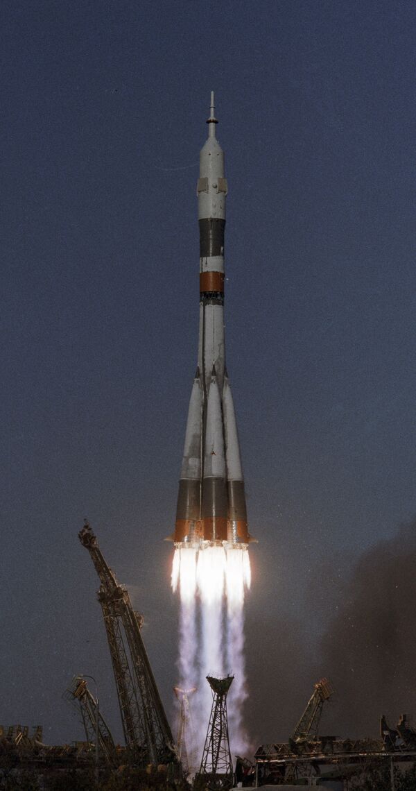 Страт космического корабля «Союз Т-13», пилотируемого экипажем в составе: летчик-космонавт СССР, дважды Герой Советского Союза командир корабля Владимир Джанибеков и летчик-космонавт СССР, Герой Советского Союза бортинженер Виктор Савиных - Sputnik Узбекистан