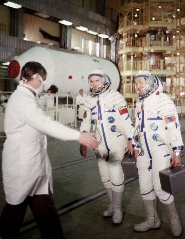 Члены международного экипажа космического корабля Союз-39 Владимир Джанибеков и летчик-исследователь Жугдэрдэймидийн Гуррагча (справа) после очередного этапа подготовки к полету в монтажно-испытательном корпусе Байконура - Sputnik Узбекистан