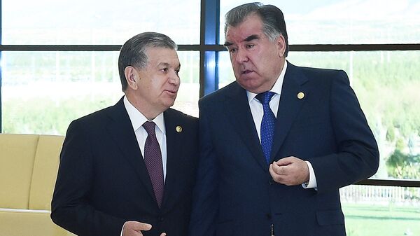 Prezident Uzbekistana Shavkat Mirziyoyev i Prezident Tadjikistana Emomali Raxmon - Sputnik O‘zbekiston