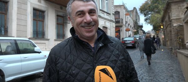 Доктор Комаровский привез в Баку золотую таблетку - Sputnik Узбекистан