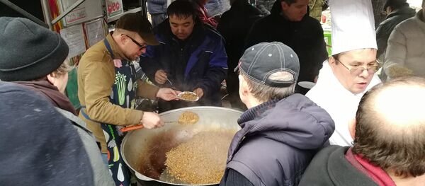Раздача плова на празднике узбекской культуры в Малаховке Раздача плова на празднике узбекской культуры в Малаховке - Sputnik Ўзбекистон