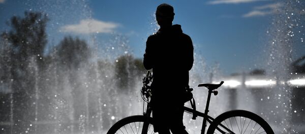 Мужчина катается на велосипеде - Sputnik Узбекистан
