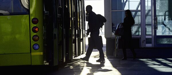 Пассажир садится в автобус - Sputnik Узбекистан