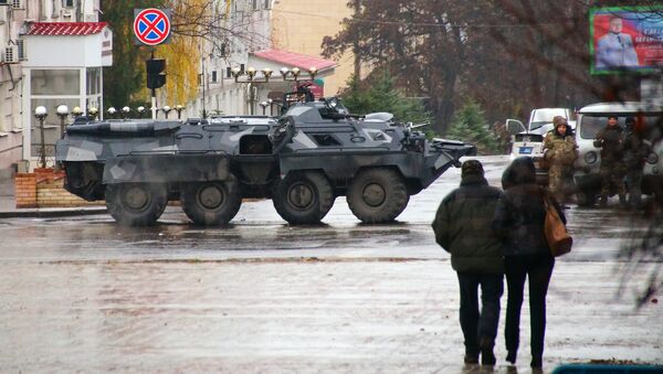 Центр Луганска перекрыли вооруженные люди и бронетехника - Sputnik Узбекистан