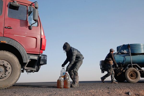 Заправить машину - задача не из легких. Бензин подвозят к грузовикам на ручных телегах. - Sputnik Узбекистан