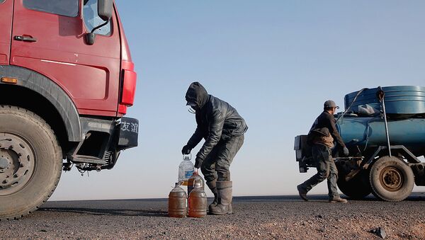 Для заправки грузовиков топливо подвозится прямо к ним на ручных телегах. - Sputnik Узбекистан