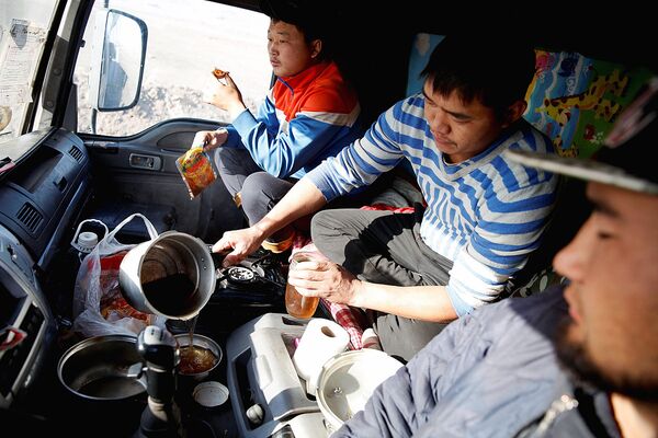 Многие дальнобойщики едят тот же мясной суп, которым питалась Монгольская Орда Чингисхана восемь веков назад. Более современный вариант — лапша быстрого приготовления. - Sputnik Узбекистан