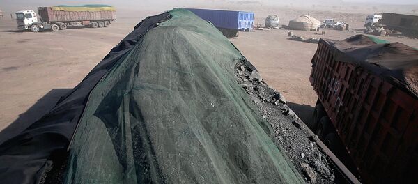 Фура с углем Фура с углем - Sputnik Ўзбекистон